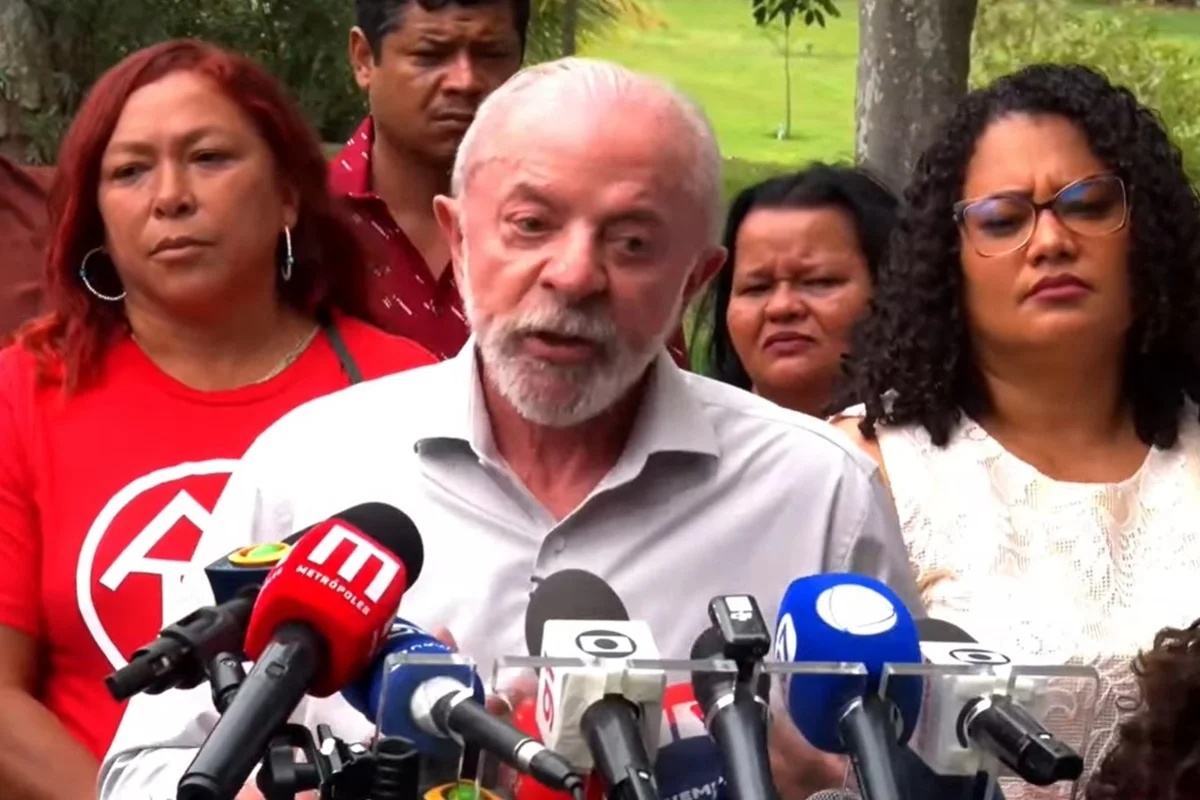 Lula critica decisões do TSE e questiona imparcialidade da Justiça Eleitoral em meio a controvérsias sobre canal de WhatsApp