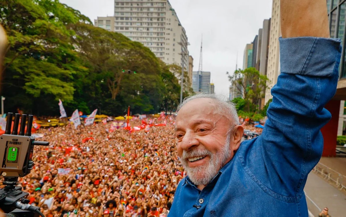 Lula apresenta denúncia ao TSE contra Flávio Bolsonaro e aliados por disseminação de notícias falsas sobre ato na Paulista