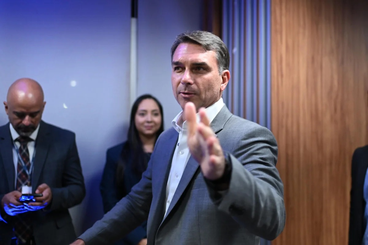 Campanha de Flávio Bolsonaro contesta análise do TSE sobre canal de desinformação ligado a Lula