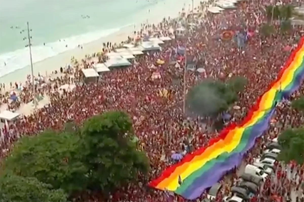 Apoiadores de Lula realizam ato político em Copacabana, no Rio de Janeiro