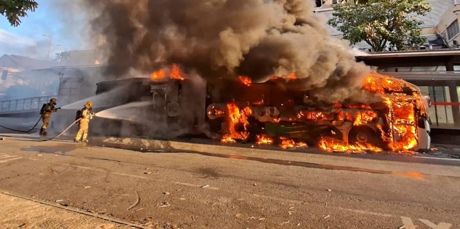 Ônibus do Move Metropolitano é completamente destruído por incêndio na estação Oiapoque, em Belo Horizonte
