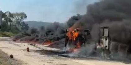 Carreta carregada de brita e piche pega fogo na BR-040 e é completamente destruída na Região Metropolitana de Belo Horizonte