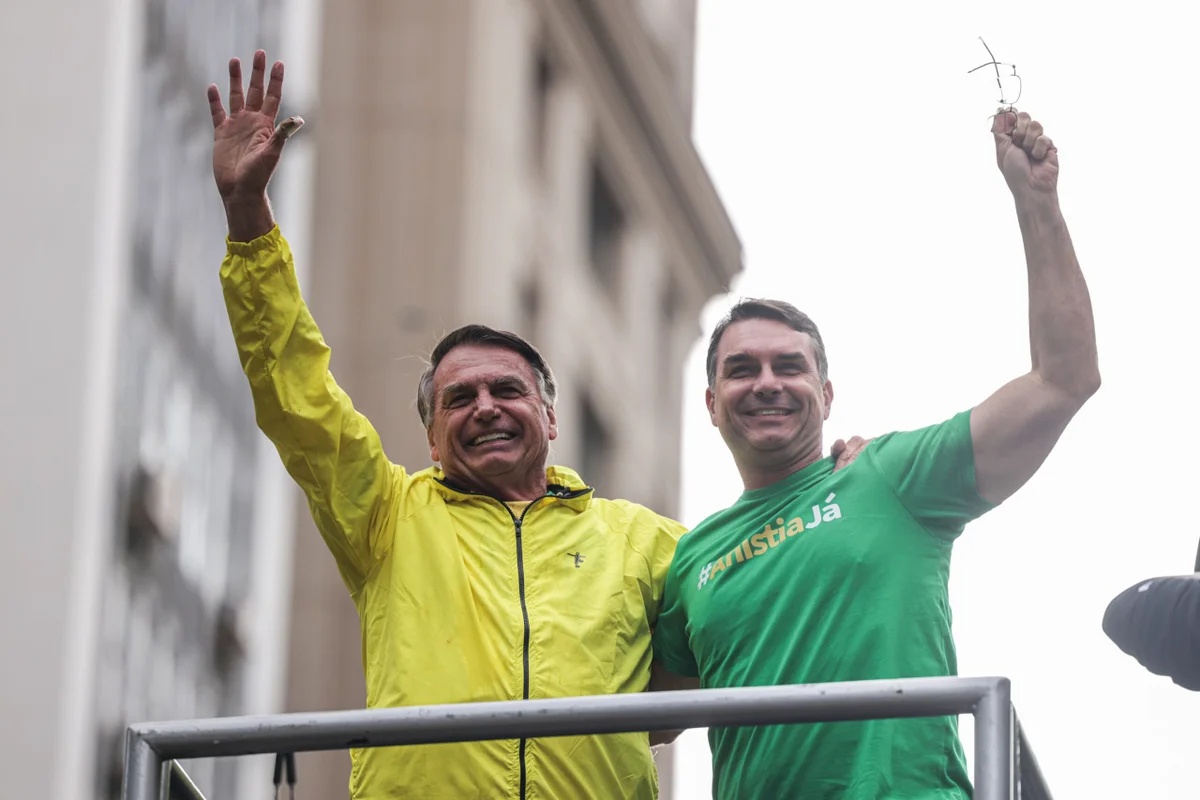 Flávio Bolsonaro visita Jair Bolsonaro em Brasília após decisão do STF que revoga restrição de encontros