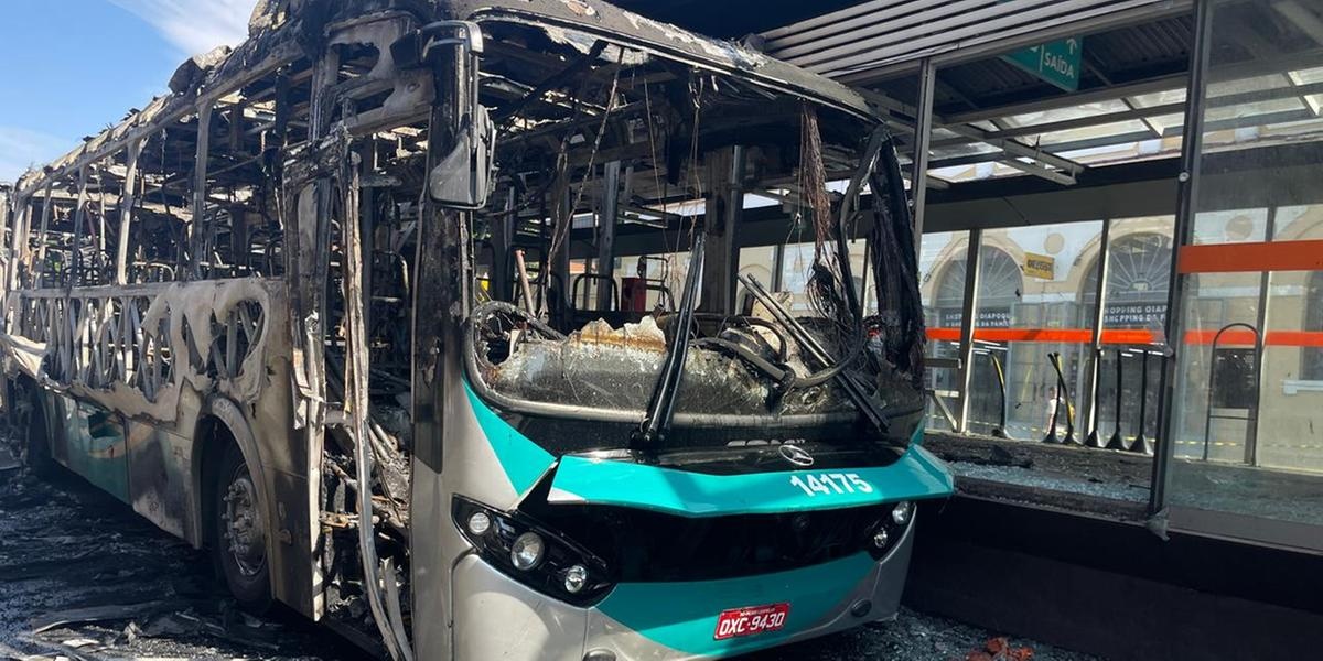 Incêndio em ônibus no Centro de Belo Horizonte provoca interdição de estação e alteração no itinerário do Move