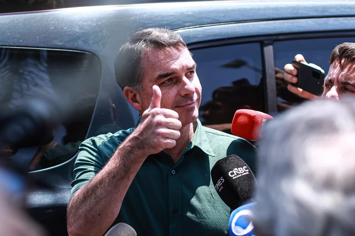 Flávio Bolsonaro ironiza campanha de Lula e critica disseminação de fake news em meio à disputa eleitoral