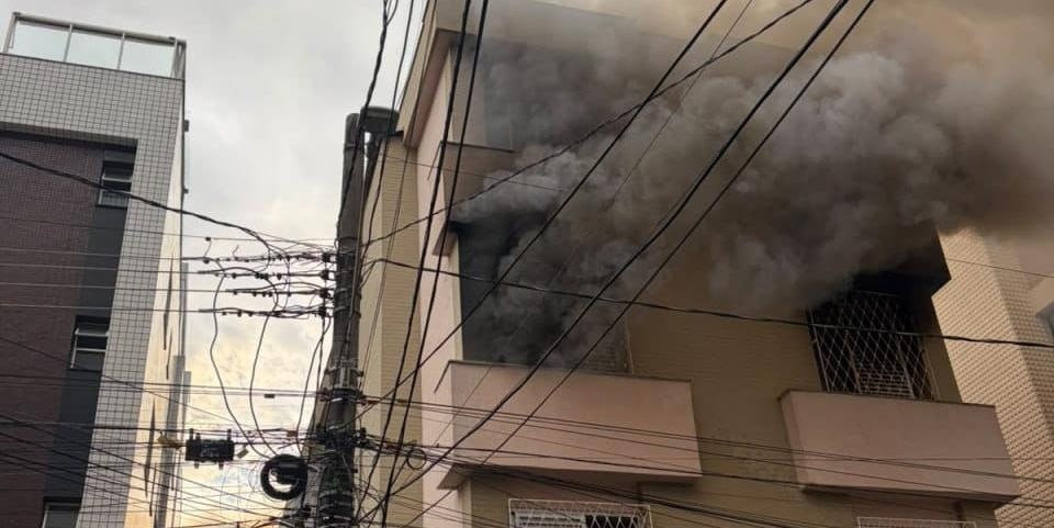 Incêndio no bairro Prado, em Belo Horizonte, deixa mãe e filho gravemente feridos e mobiliza equipes de emergência