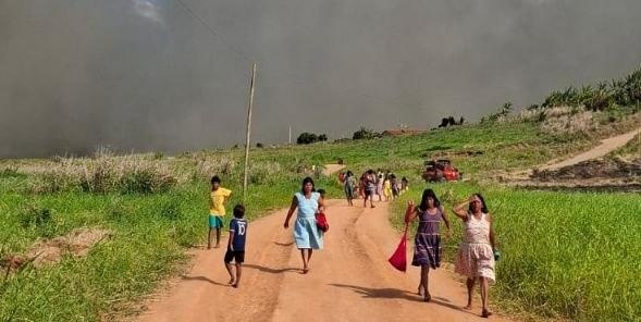 Bombeiros continuam combate a incêndio na Terra Indígena Maxakali pelo terceiro dia consecutivo