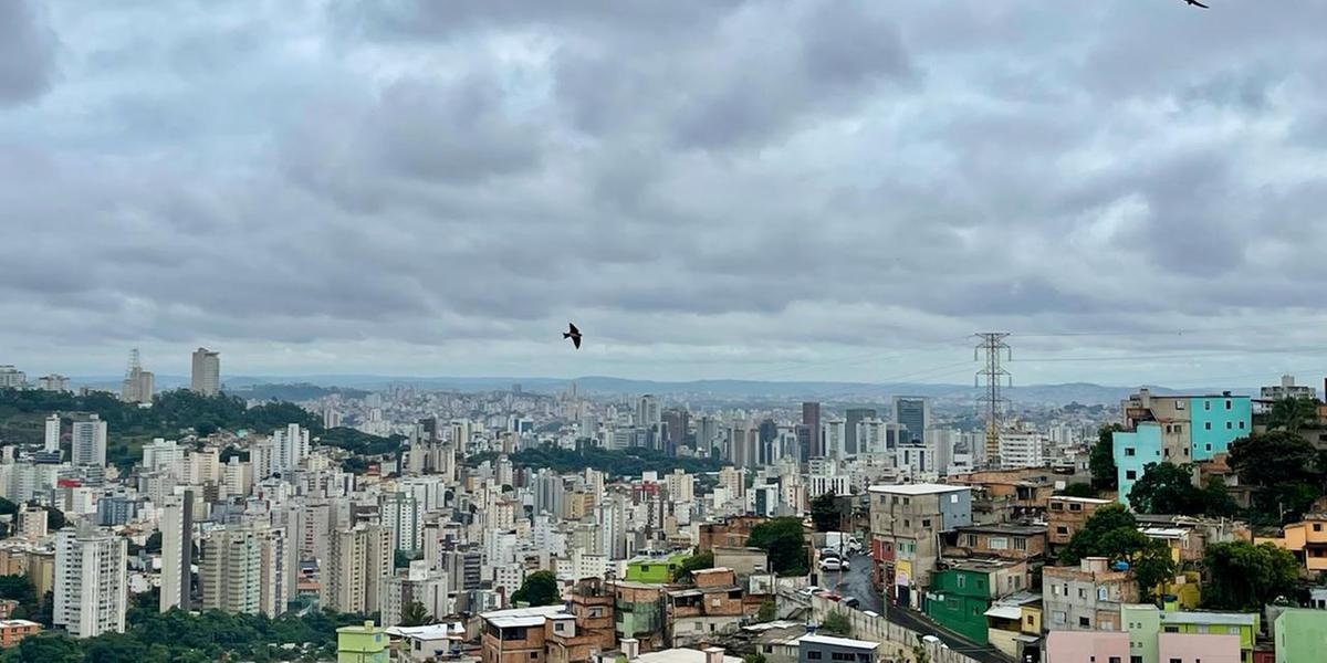 Belo Horizonte apresenta previsão de chuva a qualquer momento nesta quarta-feira, com aumento de temperatura no período da tarde