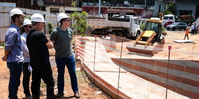 Obras na Praça das Águas em Belo Horizonte são retomadas após um ano, com previsão de conclusão para 2028