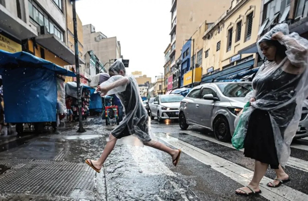 Condições climáticas variam significativamente no Brasil nesta quarta-feira, com chuvas intensas no Sul e Sudeste e tempo seco no Nordeste
