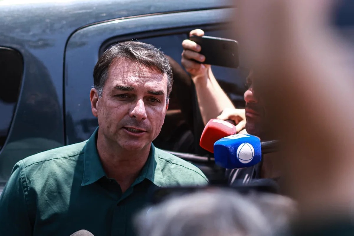 Flávio Bolsonaro apoia fim da escala 6×1 no Senado, mas aliados consideram alterações na proposta