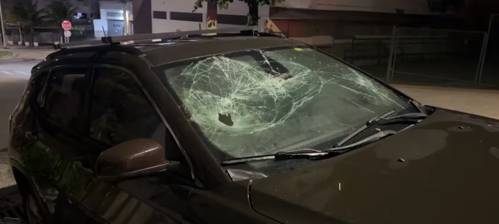 Carro é depredado e incendiado em Belo Horizonte após discussão envolvendo proprietário e ex-namorada