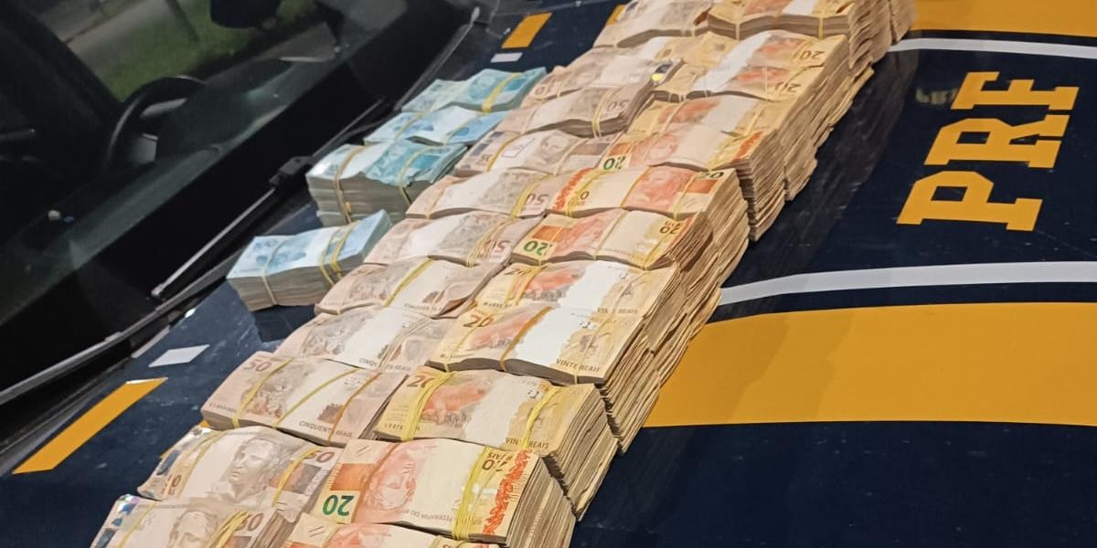 Polícia Rodoviária Federal apreende mais de R$ 870 mil com motorista que alegou transporte para fins políticos em Minas Gerais