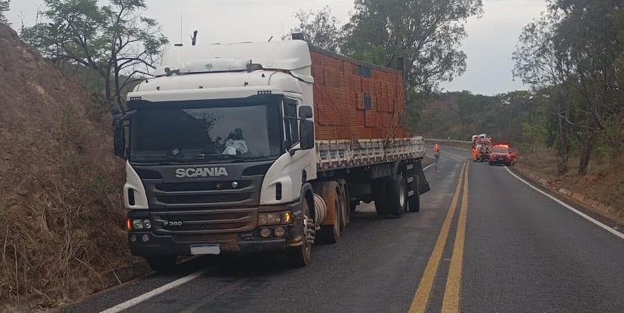 Acidente na rodovia de Minas Gerais deixa duas vítimas fatais e oito feridos, envolvendo carreta e van de transporte de pacientes