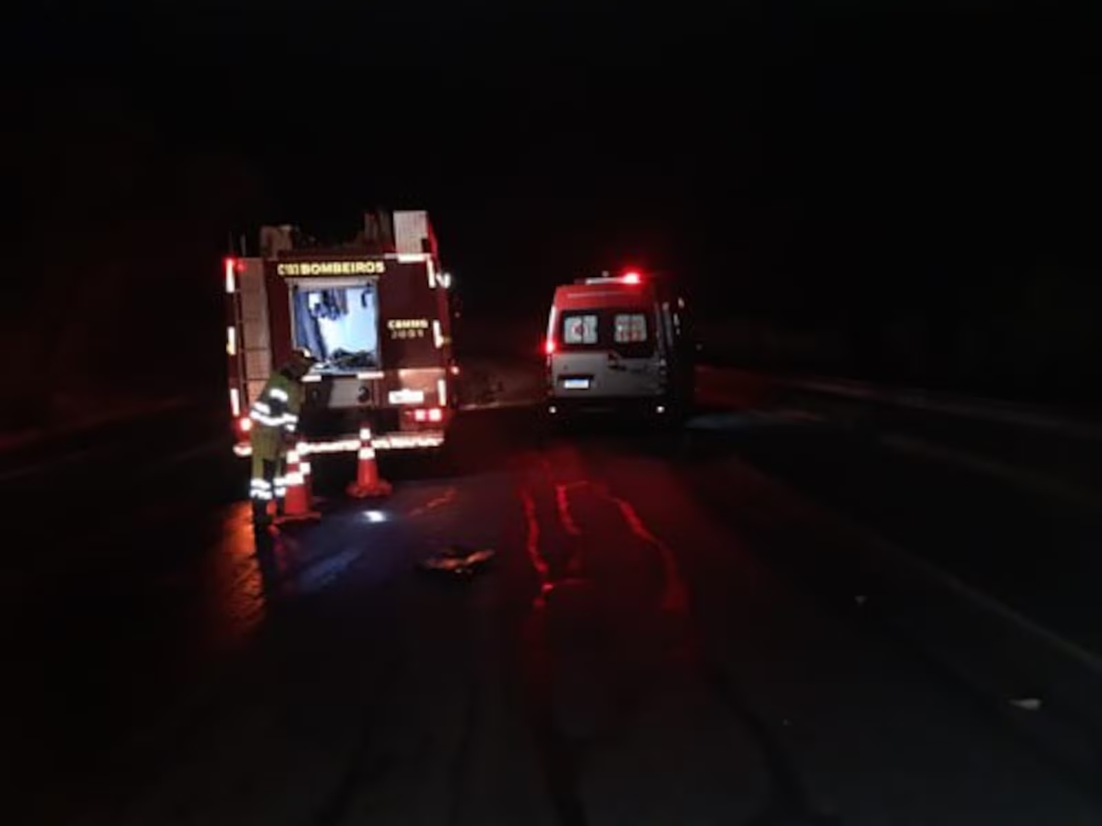 Ambulância colide com carreta na BR-354 e motorista morre no local em Minas Gerais
