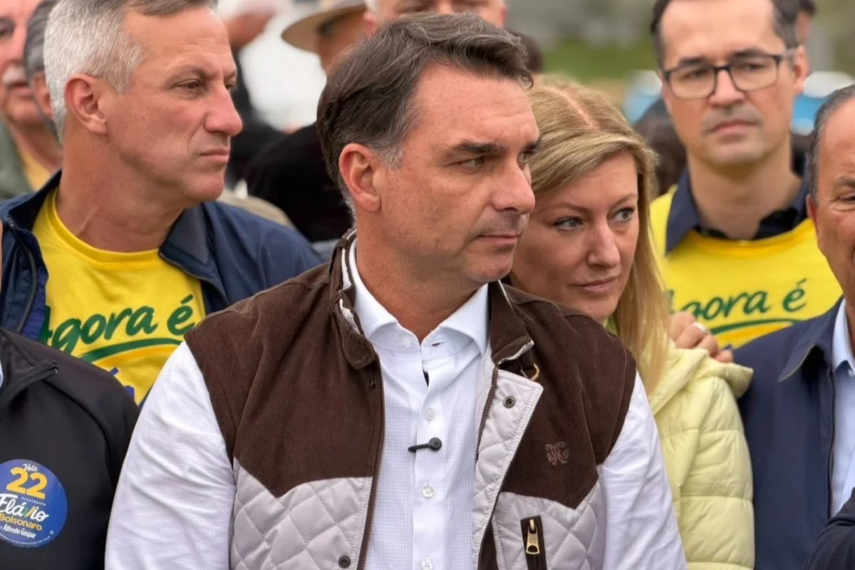 Flávio Bolsonaro confirma participação em debate na Band e promete atacar Lula com denúncias