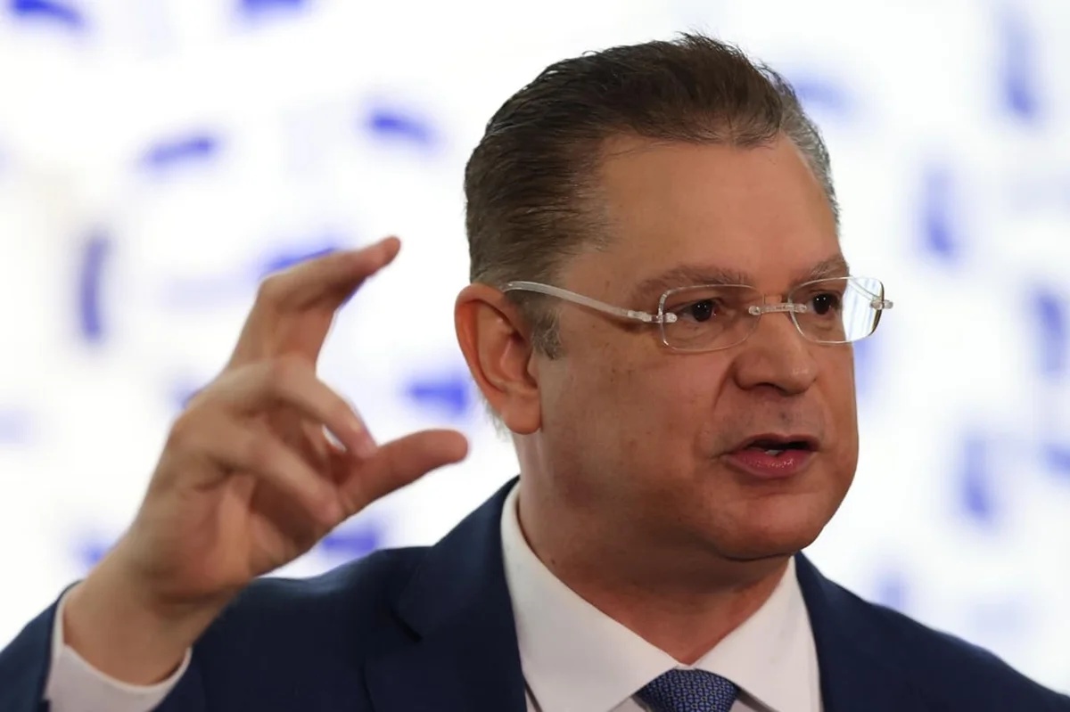 Líder do PL na Câmara promete pagamento por hora caso Flávio Bolsonaro seja eleito presidente