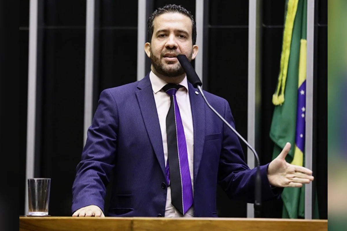 Deputado André Janones se reúne com Nunes Marques para discutir liberação de canal de WhatsApp ligado a Lula