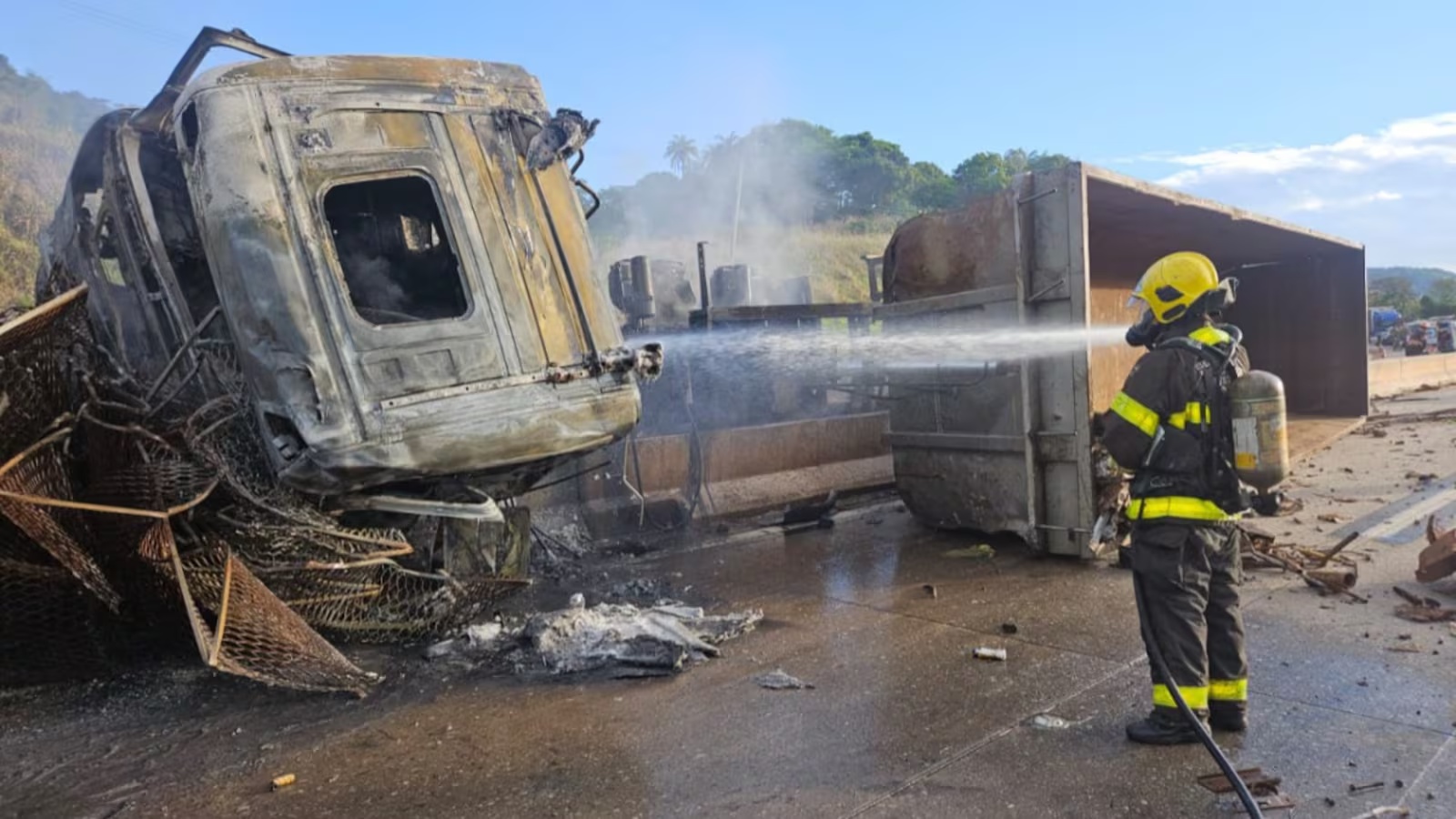 Acidente na BR-381 em Caeté resulta em quatro feridos e provoca incêndio em caminhoneta carregada de sucata