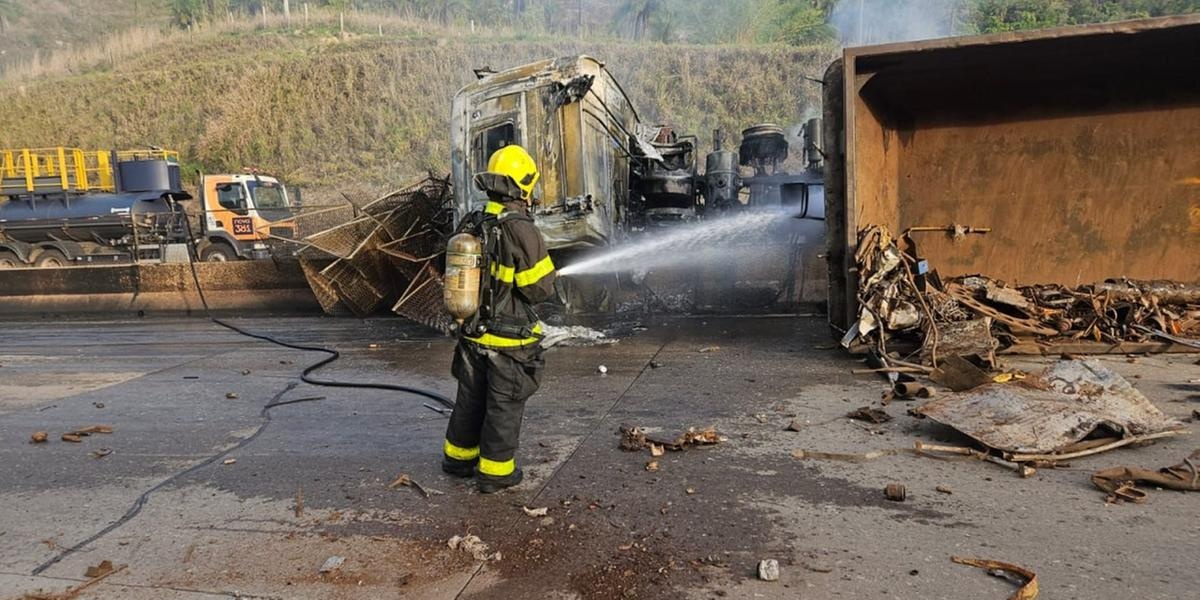 BR-381 é interditada nos dois sentidos após tombamento e incêndio de carreta próximo ao trevo de Caeté