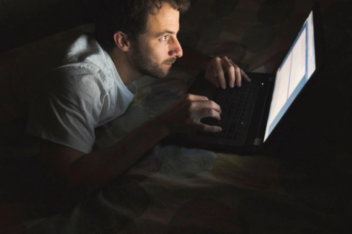 Uso prolongado de computadores com postura inadequada aumenta risco de dores nos ombros e problemas musculares