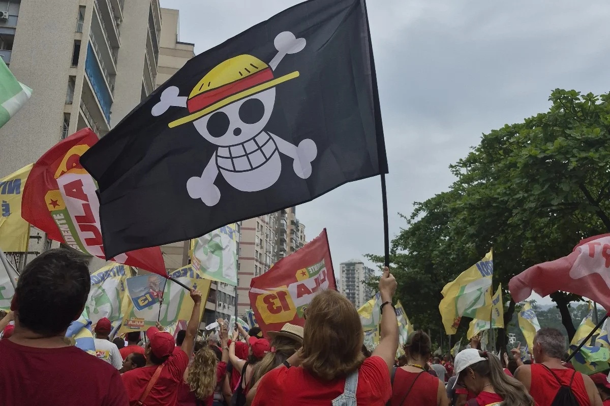 Bandeira de “One Piece” usada em manifestações pró-Lula reflete simbolismo político e cultural