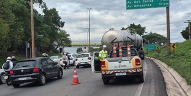 Carreta com problema mecânico bloqueia faixa do Anel Rodoviário de Belo Horizonte