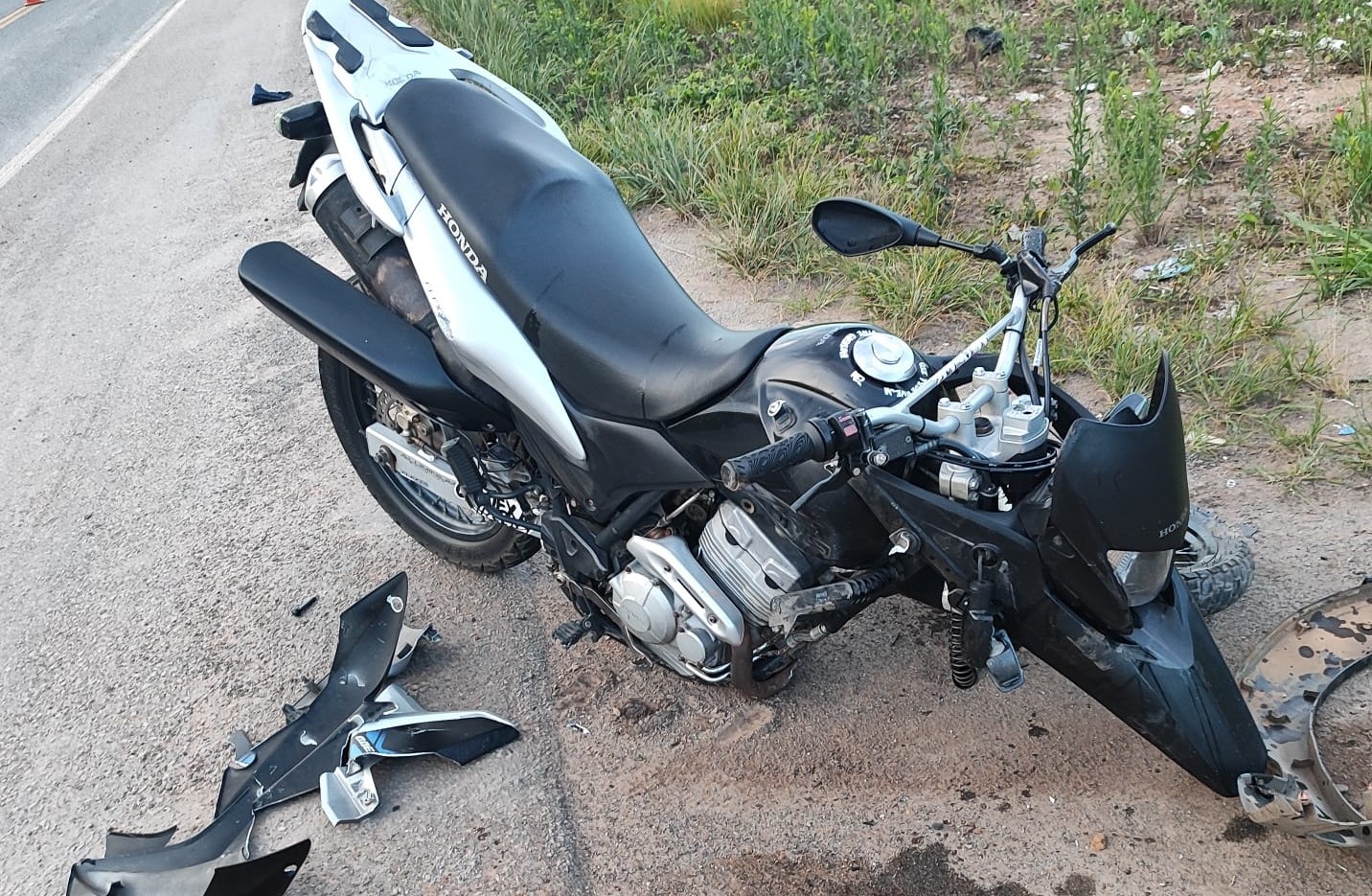 Motociclista sofre ferimentos graves em acidente na BR-494 em Divinópolis