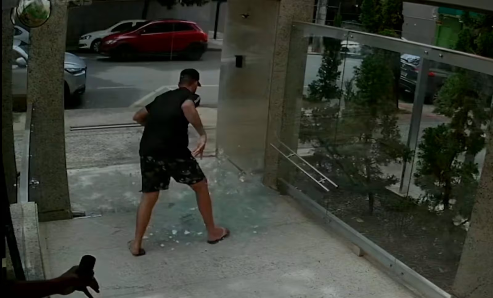 Homem furtou celular avaliado em R$ 13 mil durante entrega em Belo Horizonte e quebrou porta de vidro na fuga