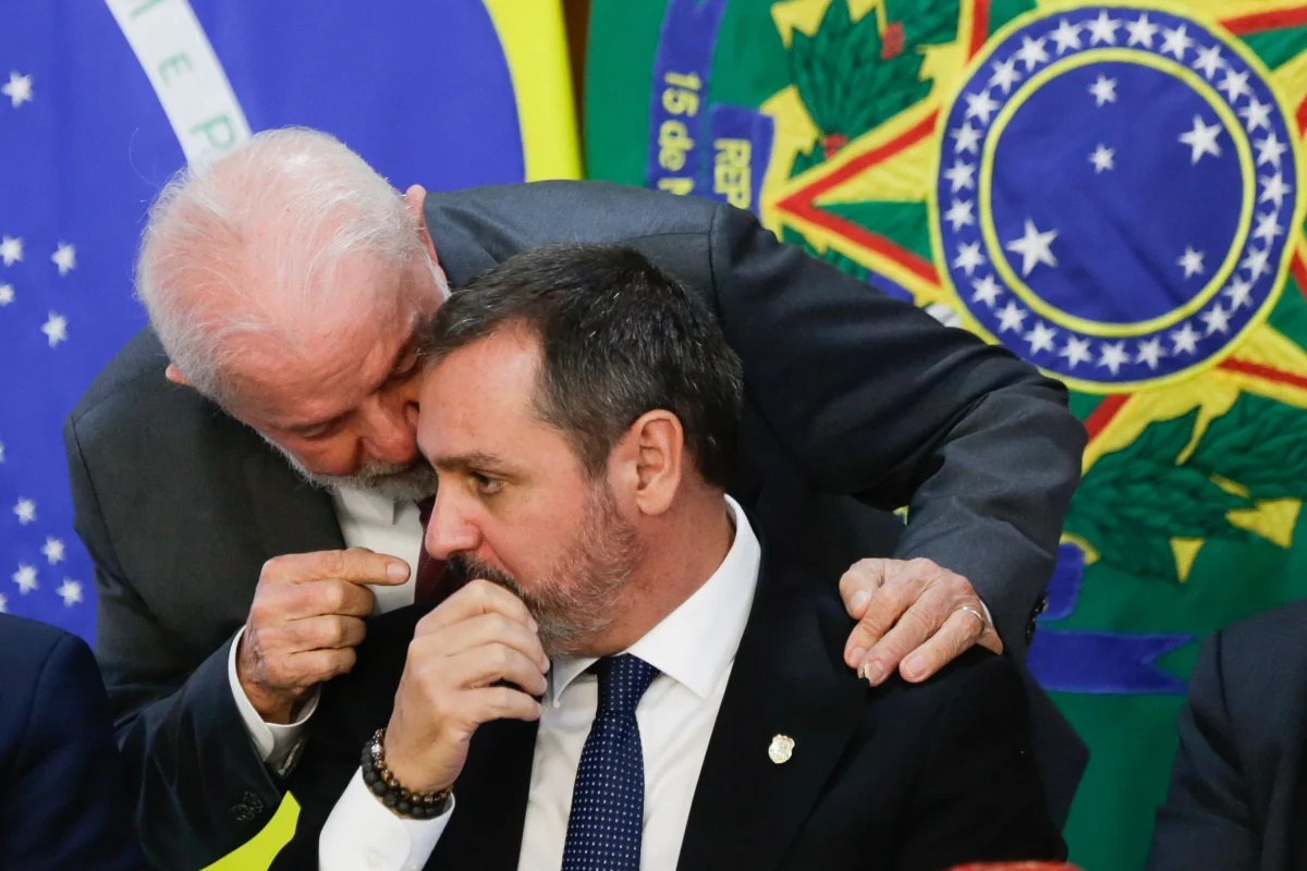 Lula afirma que Andrei Rodrigues não deveria ter participado de evento social em Londres e critica sua presença na festa patrocinada por Vorcaro