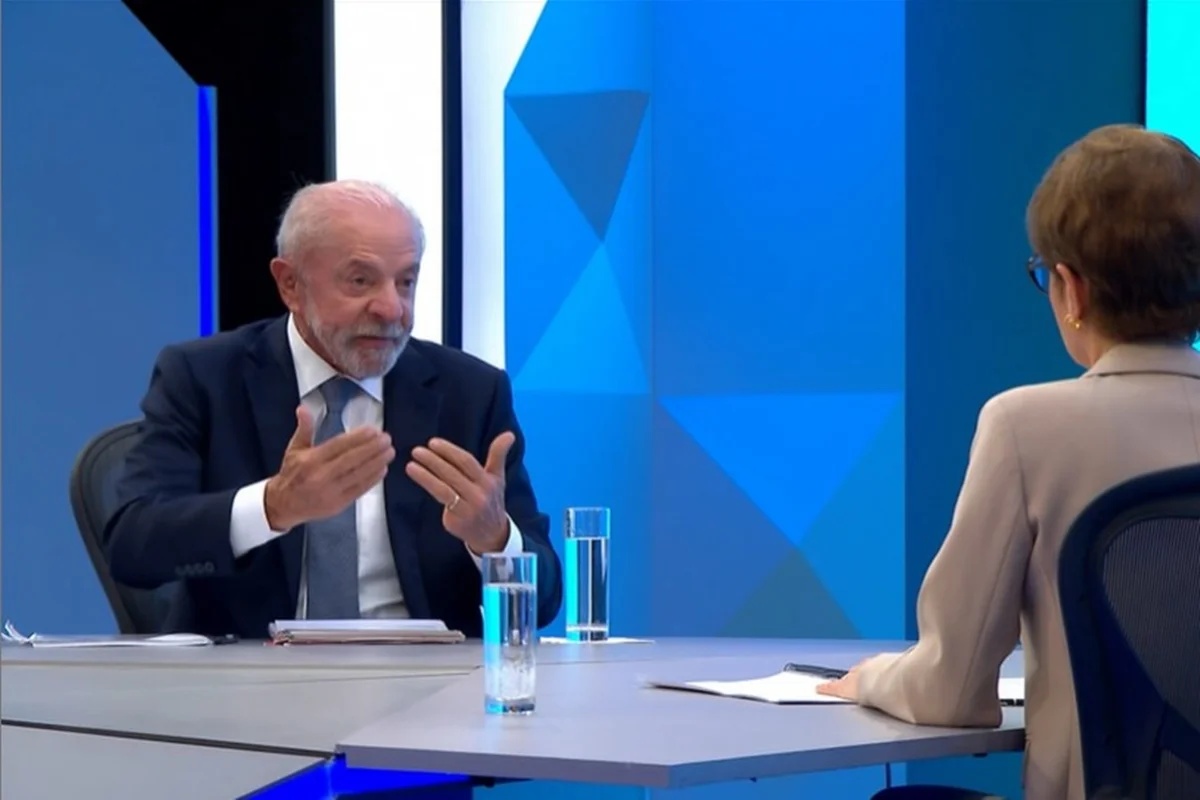 Lula afirma que desconhecia falta de reajuste no Bolsa Família durante seu mandato e anuncia aumento do benefício