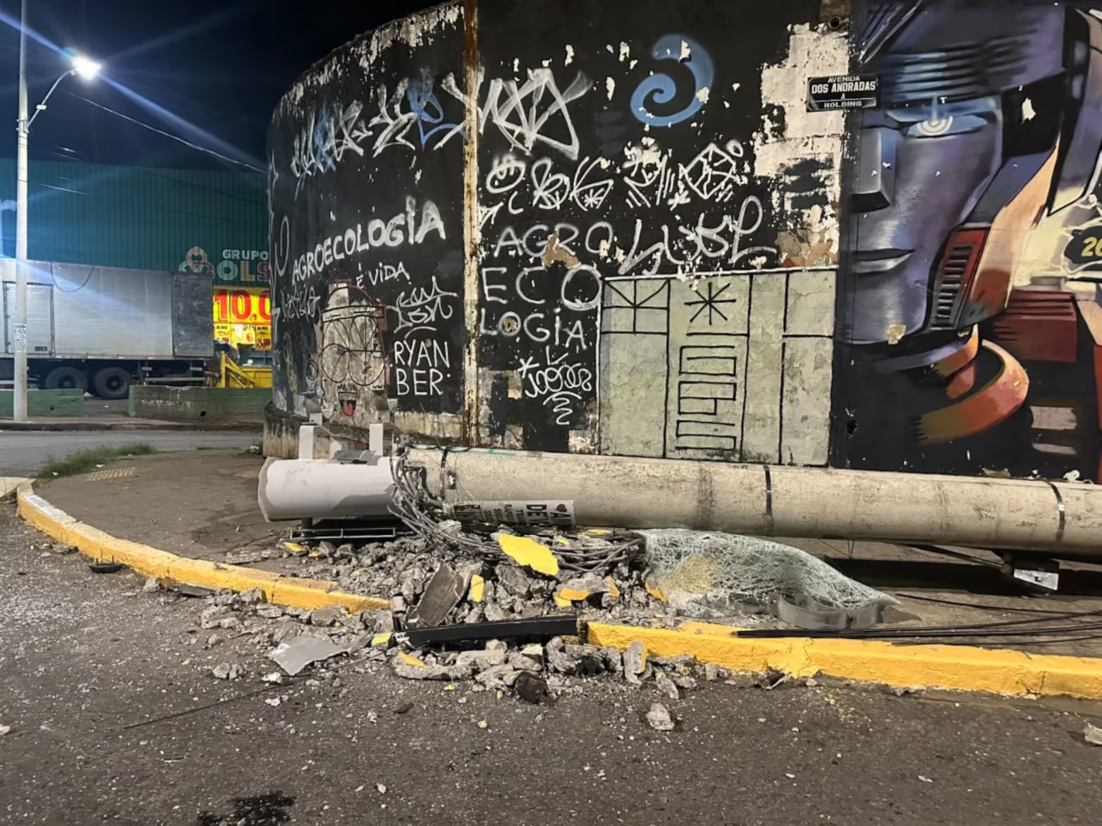 Motorista de ônibus sofre crise convulsiva, perde controle e colide com poste na região Leste de Belo Horizonte
