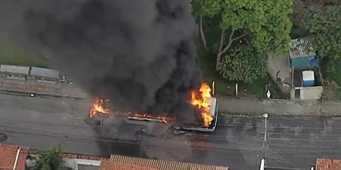 Ônibus é destruído por incêndio na região da Pampulha, em Belo Horizonte