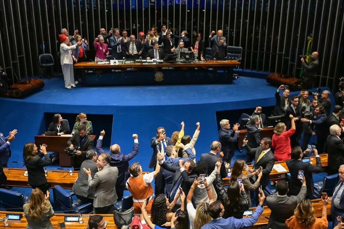 Congresso promulga fim da jornada de 6×1 com presença de Lula em sessão que também inclui aposentadoria de agentes de saúde