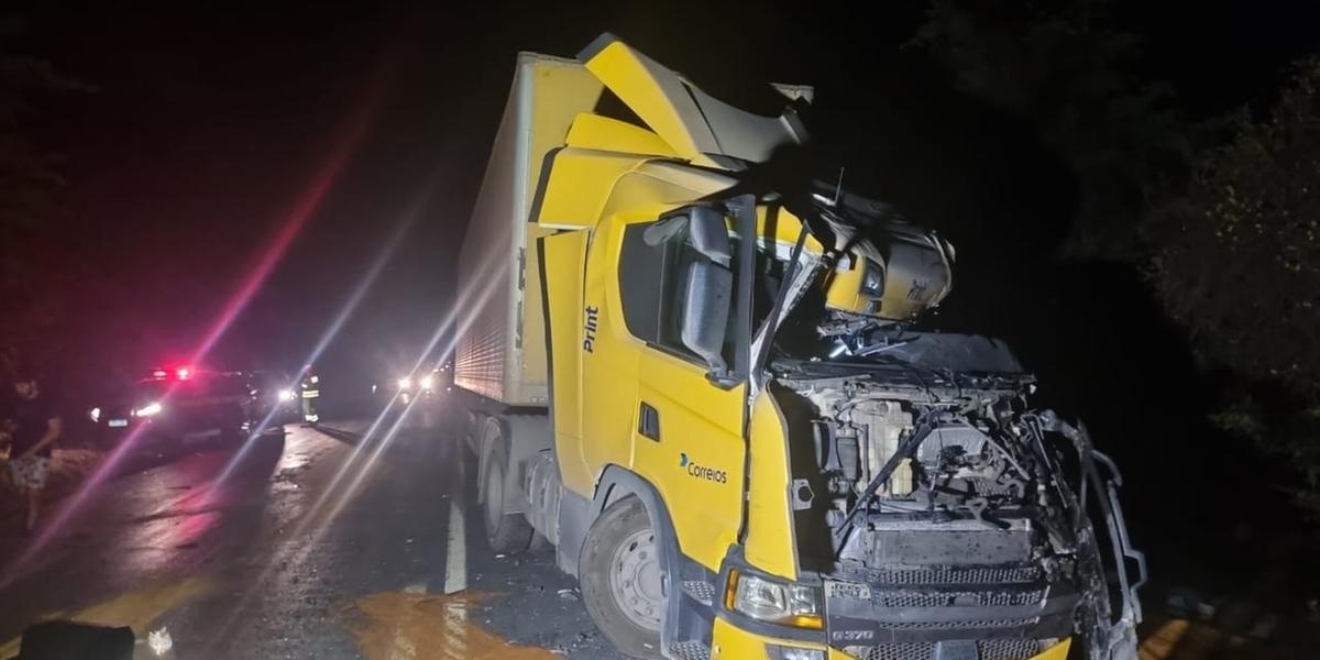 Acidente envolvendo duas carretas na BR-251 em Minas provoca ferimentos e bloqueio temporário do trânsito