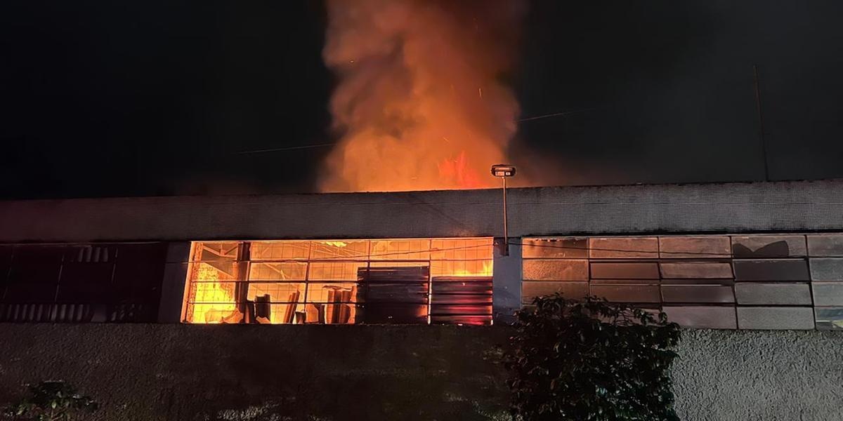 Incêndio destrói depósito de equipamentos de limpeza urbana na Prefeitura de Poços de Caldas