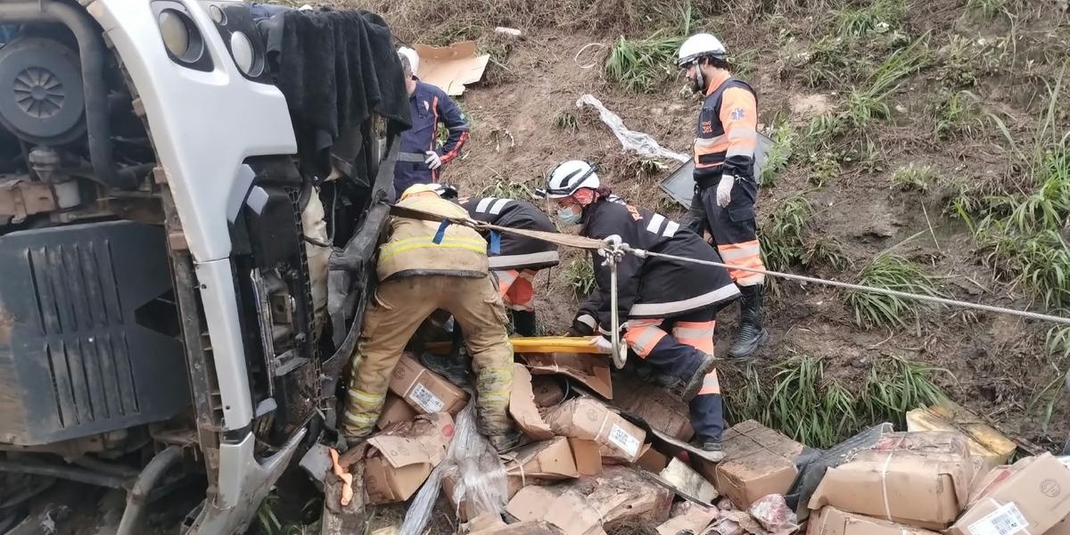 Motorista fica preso às ferragens após caminhão tombar na BR-381, em Minas Gerais