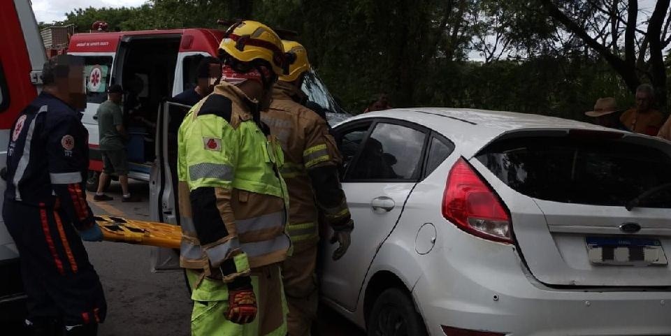 Colisão frontal na BR-354 em Iguatama resulta em três pessoas feridas e uma delas fica presa em veículo