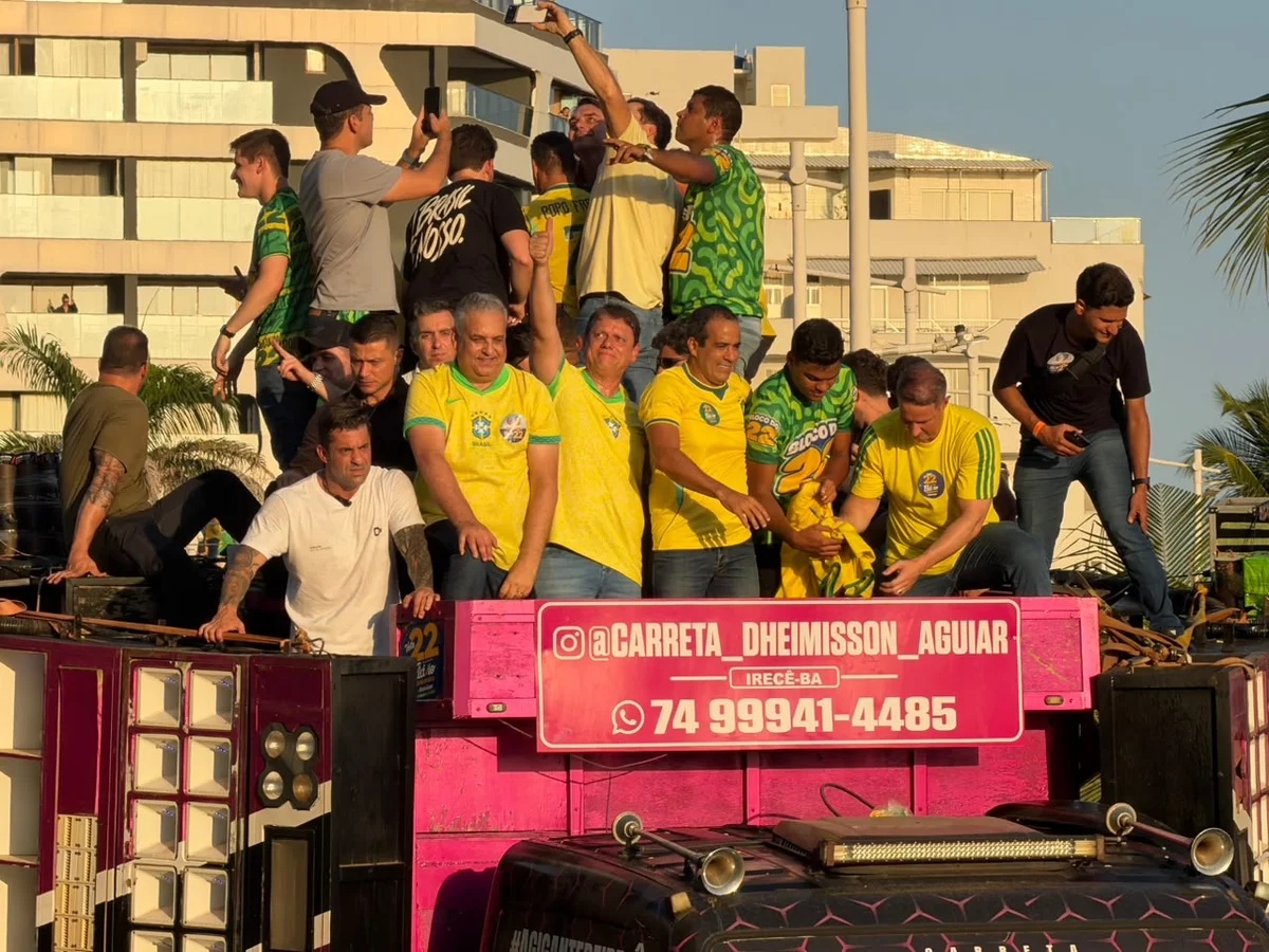 Flávio Bolsonaro realiza ato de campanha em Salvador ao lado de aliados políticos
