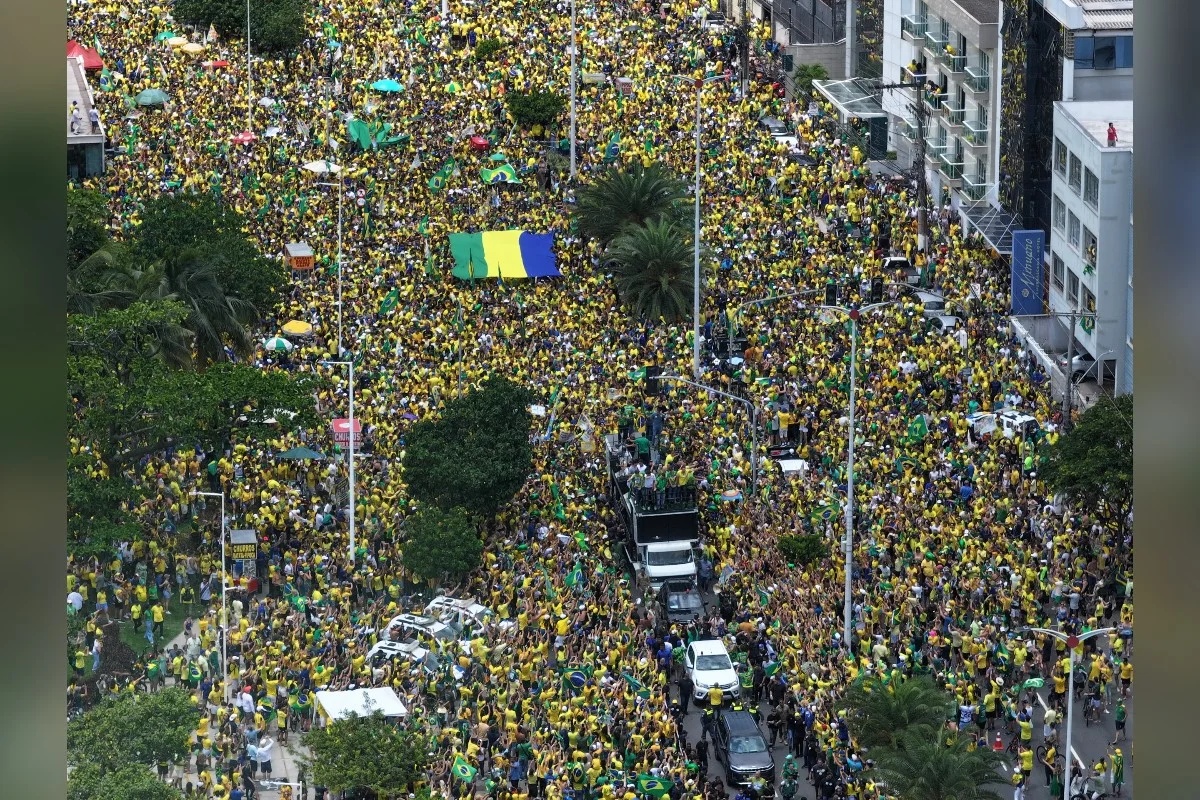Flávio Bolsonaro realiza ato de campanha em Vitória com apoio de lideranças locais e de outros estados
