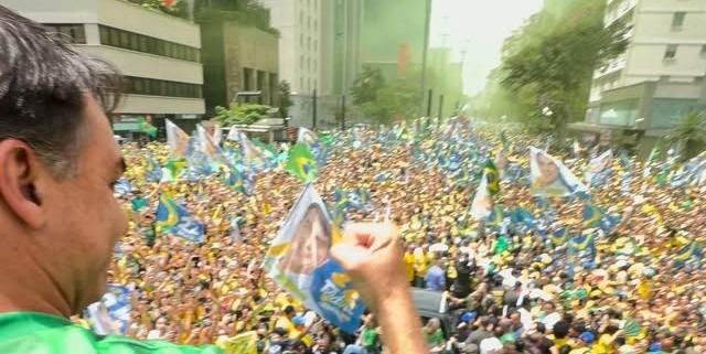 Flávio Bolsonaro realiza ato de campanha na Avenida Paulista ao lado de Nikolas Ferreira