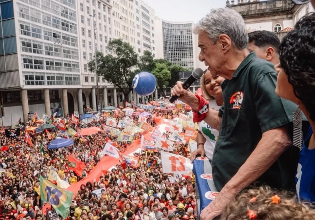 Milhares de estudantes e apoiadores participam de ato pró-Lula na Candelária, no Rio de Janeiro