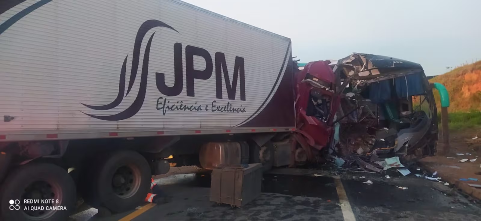 Colisão frontal entre ônibus e carreta na BR-381 resulta em uma morte e 41 feridos