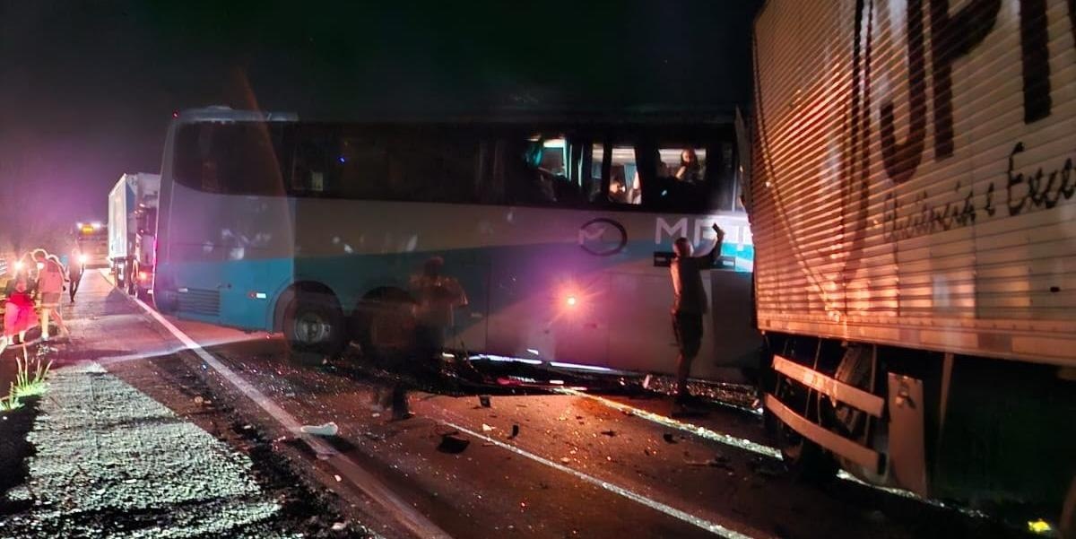 Acidente entre ônibus de turismo e carreta na BR-381 resulta em uma morte e 41 feridos em Governador Valadares