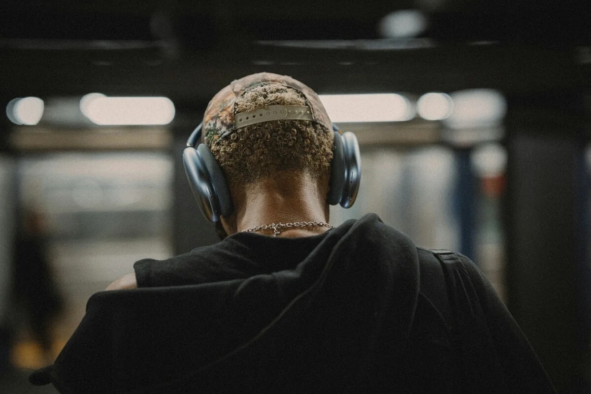 Estímulo cerebral por meio da música pode influenciar emoções, regular o humor e auxiliar na recuperação de memórias