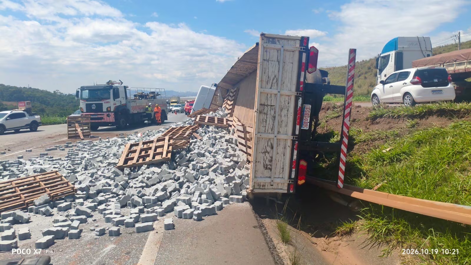 Carreta tombada na BR-040 em Contagem provoca interdição de duas faixas no sentido Brasília