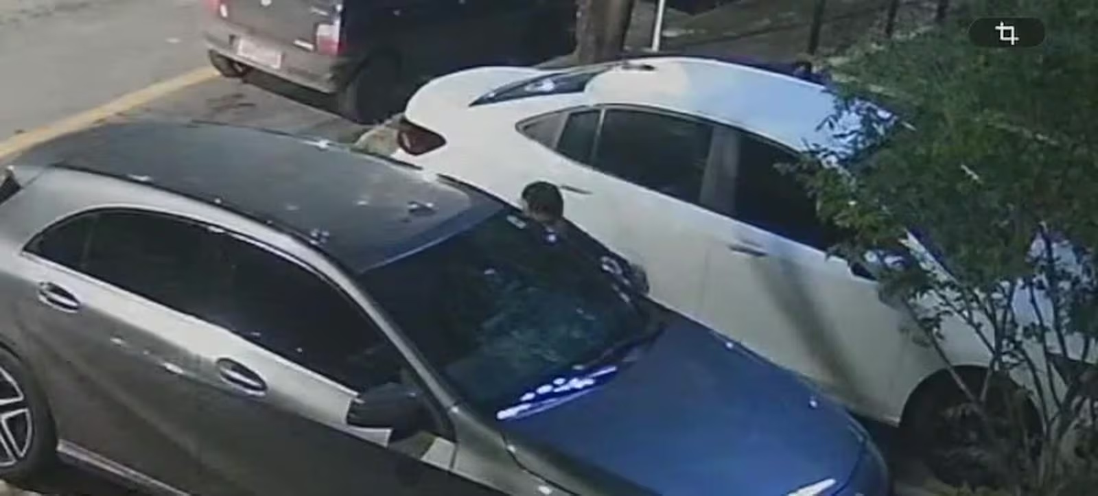 Dupla em motocicleta invade estacionamento no bairro Buritis, em Belo Horizonte, e furtam mochila de veículo estacionado