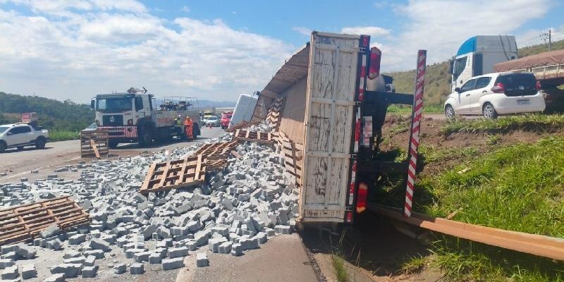 Caminhão carregado com blocos tombou e interditou totalmente a BR-040 em Contagem