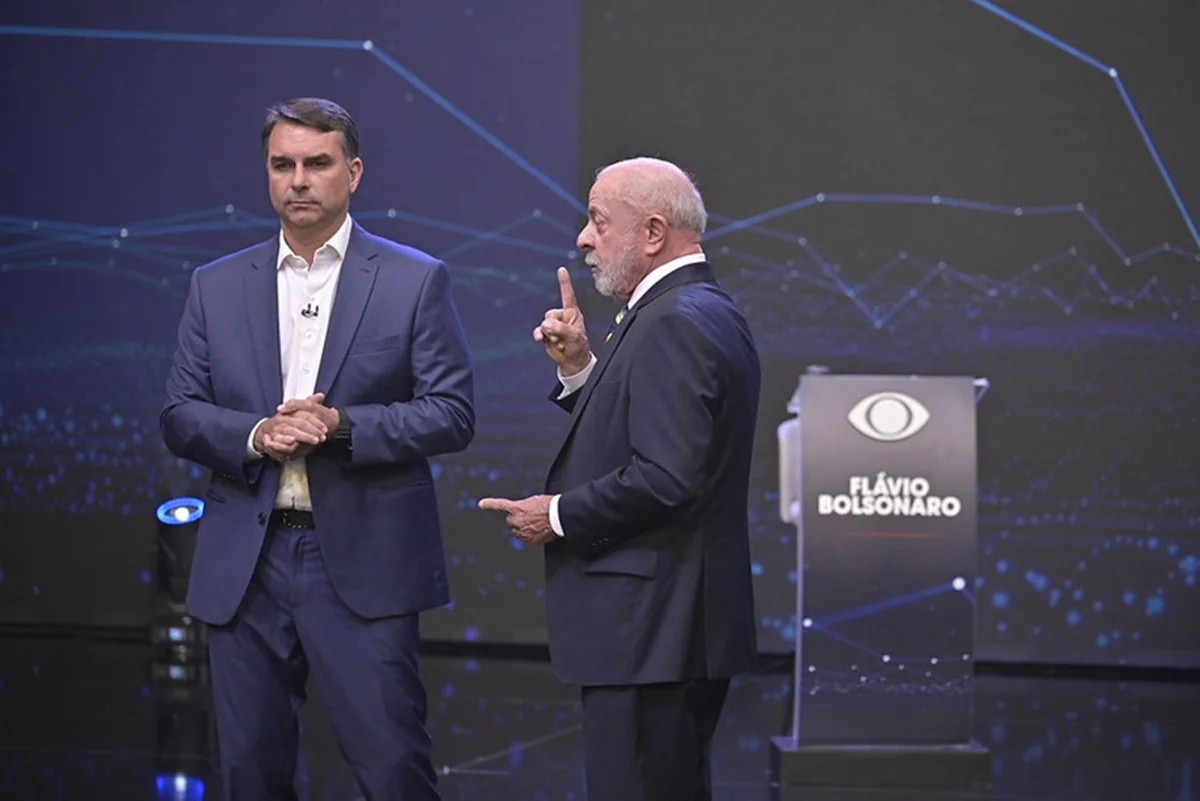 Lula desafia Flávio Bolsonaro a abrir sigilos bancários e telefônicos antes do segundo turno