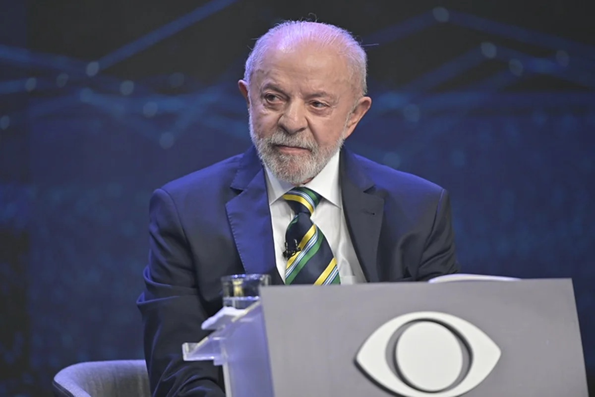 Lula anuncia que entregará ao TSE documento autorizando a quebra de sigilo bancário e telefônico de si e de familiares